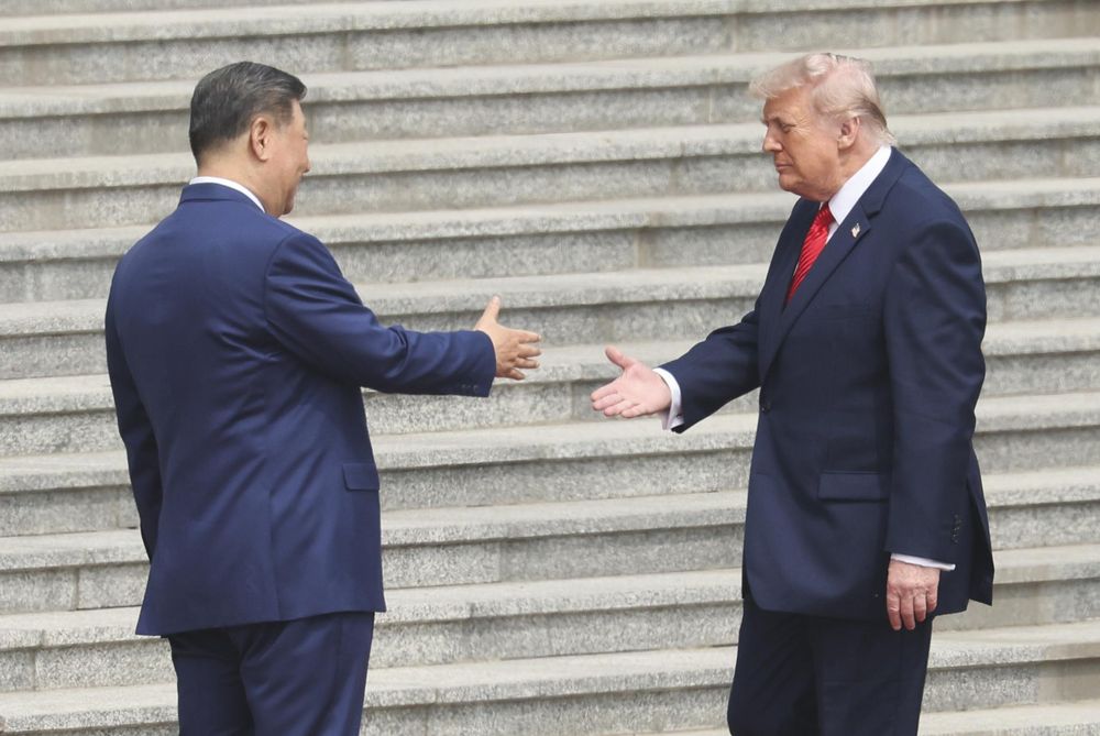 El presidente chino Xi Jinping saluda al presidente estadounidense Donald Trump durante una ceremonia de bienvenida en el Gran Salón del Pueblo en Pekín, China.