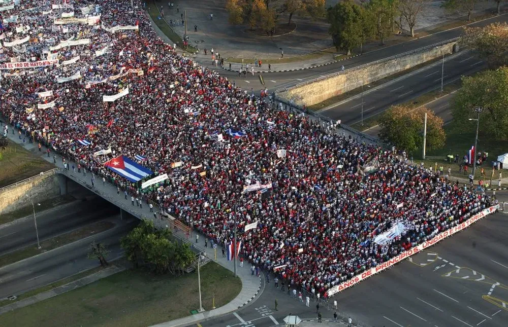 Cientos de miles de personas marcharon hacia la Plaza de la Revolución de La Habana