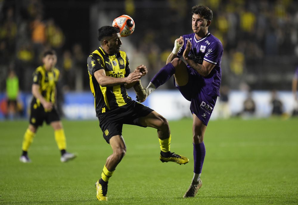 Momentos antes de la falta de Abreu a Olivera que Peñarol reclamó como segunda amarilla Momentos antes de la falta de Abreu a Olivera que Peñarol reclamó como segunda amarilla