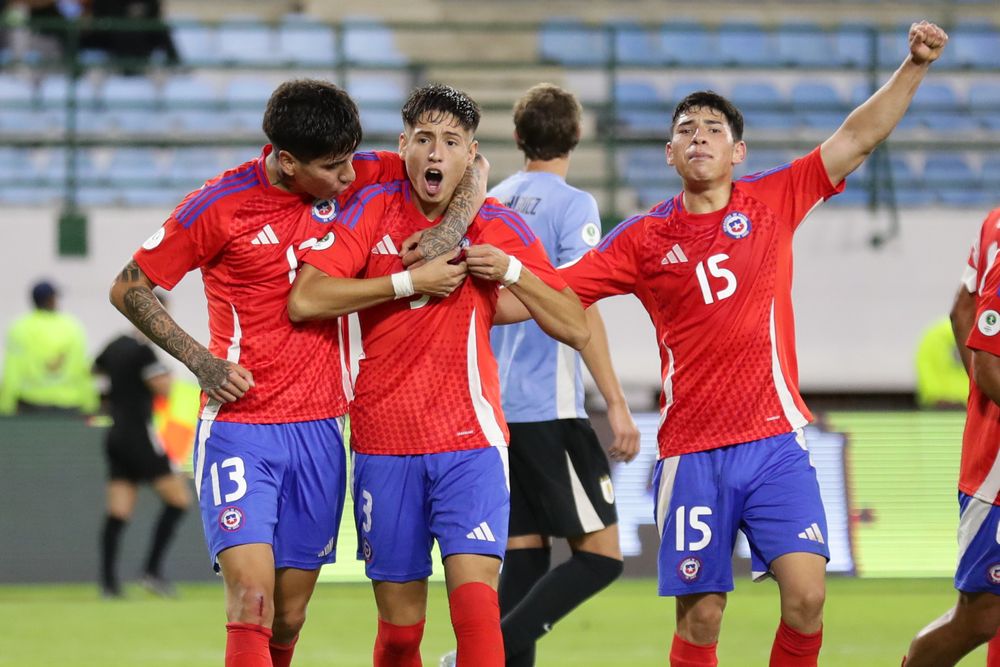 Iván Román de Chile celebra un golazo ante Uruguay