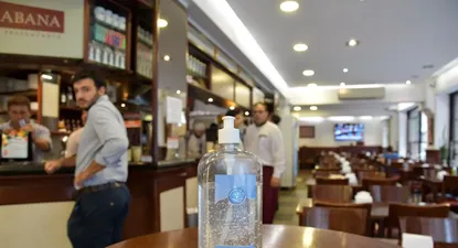 Restaurantes y bares vuelven de a poco a abrir sus puertas