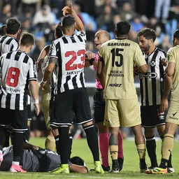 El arquero de Wanderers, Mauro Silveira, yace en el suelo y Peñarol se quedó con uno de menos por el Torneo Apertura