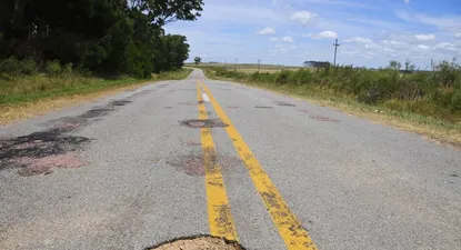 Ruta deteriorada en Uruguay. (Foto archivo)