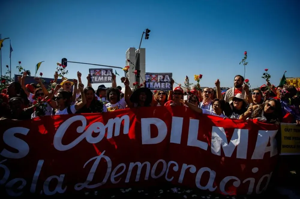 Manifestantes a favor de la presidenta suspendida protestaron ayer frente al Congreso