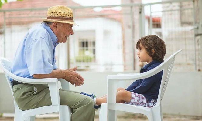 Una puntuación baja en la prueba de sentarse y levantarse se puede utilizar para identificar a personas que podrían estar en riesgo de sufrir peores resultados de salud, como caídas o complicaciones después de una cirugía.
