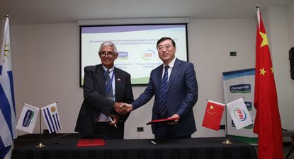 Conaprole y Yili estecharon aún más su vínculo: firma del convenio a cargo de Gabriel Fernández y Pan Gang.