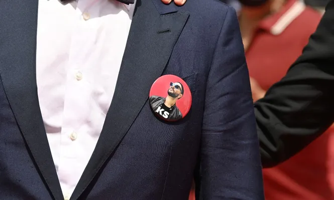 Los actores de La fiebre de Petrov lucieron pin alusivos a su director en la alfombra roja de Cannes