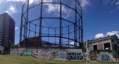 La estructura del gasoducto, hoy. Detrás, la rambla.