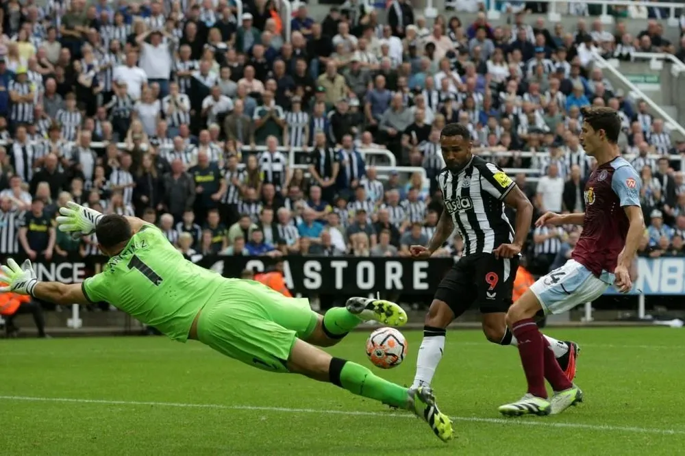 Pésimo debut del Dibu Martínez y Aston Villa: goleados por Newcastle por 5-1