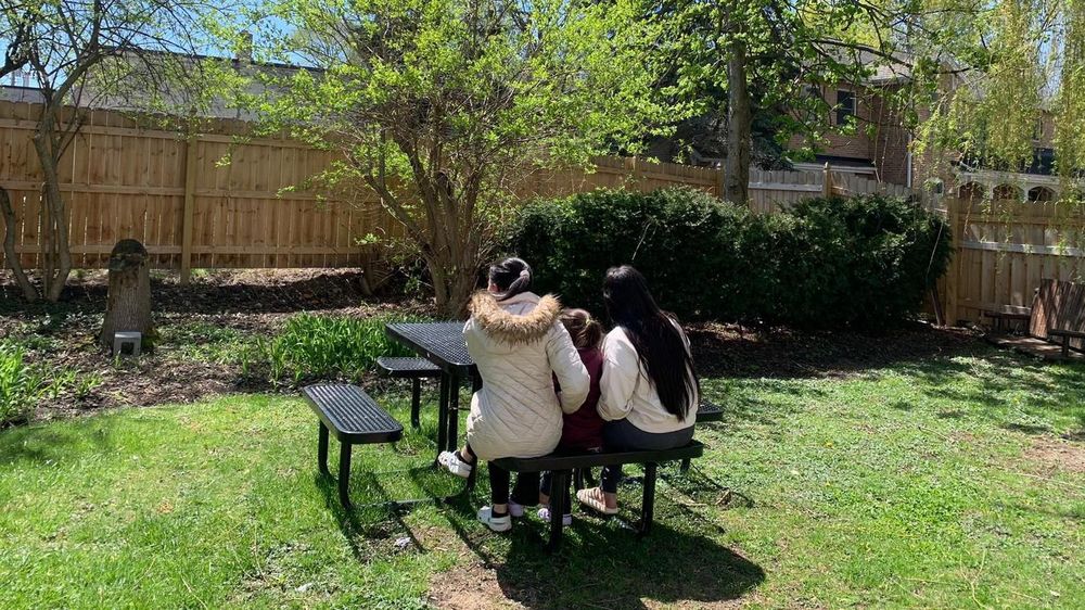 Araceli con sus hijas en el refugio en el estado de Nueva York