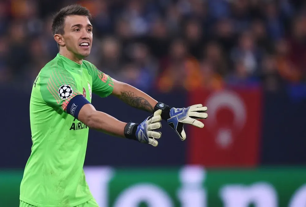 La alegría de Fernando Muslera tras una nueva e importante victoria de Galatasaray