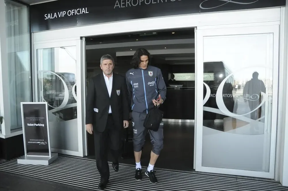 Cavani se fue por la sala VIP acompañado por Balbi