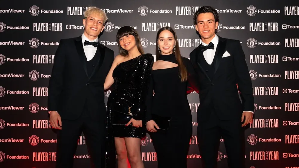 Facundo Pellistri, el delantero uruguayo de Manchester United, y su compañero argentino, Alejandro Garnacho, participaron de la cena anual de su club