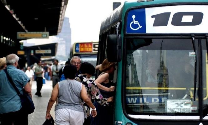 Colectivos en el AMBA | Las empresas suspenderán todos los servicios: a qué hora empieza la medida de fuerza y el listado de líneas afectadas