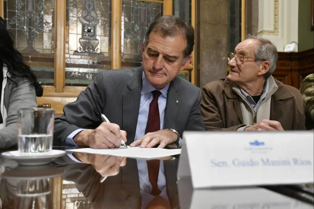 Manini Ríos firma la papeleta