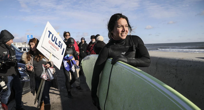 Surfista y veterana de guerra, la ex demócrata Tulsi Gabbard cambia de bando y gana protagonismo en las filas de Trump