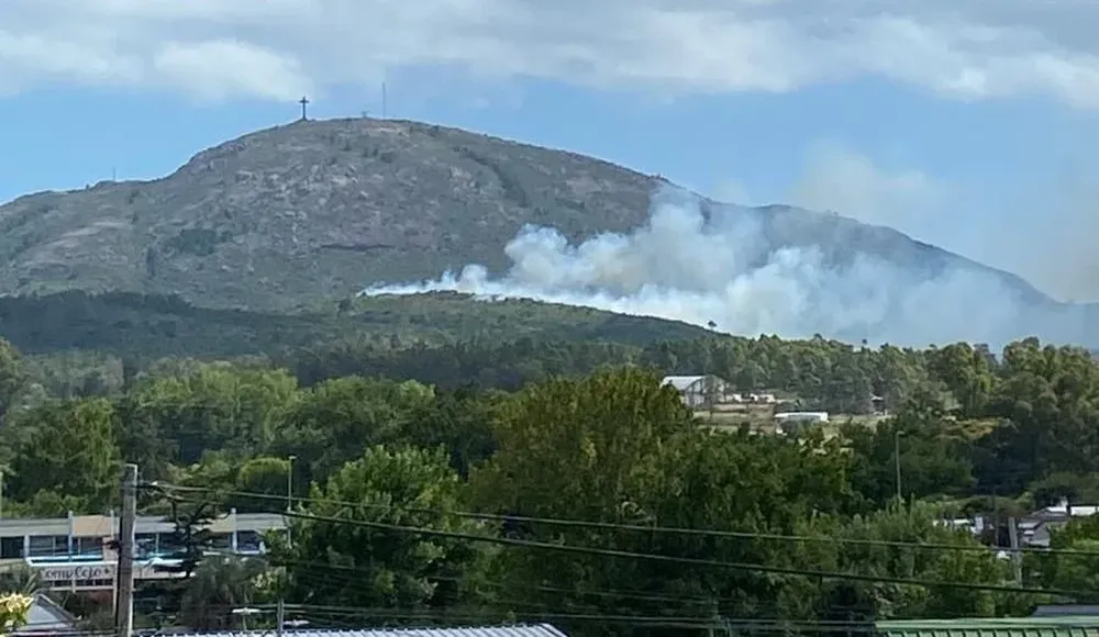 Incendio en una ladera del cerro Pan de Azúcar
