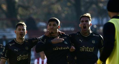 Maximiliano Silvera, Guzmán Rodríguez y Javier Méndez de Peñarol celebran ante River Plate