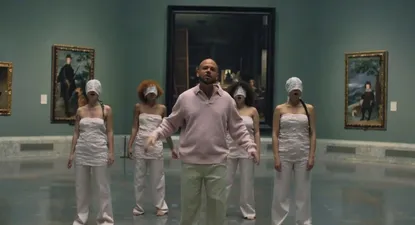 Residente ha grabado un nuevo vídeo de su tema 313 en el Museo del Prado.