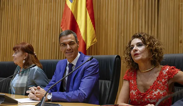 Pedro Sánchez y la vice presidenta primera del Gobierno, María Jesús Montero.