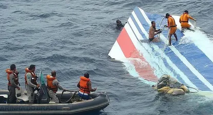 Aunque aparecieron restos flotando en el agua, llevó años encontrar el avión en el fondo marino