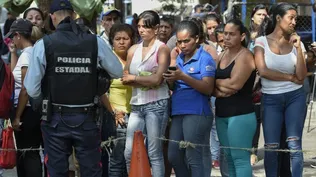 Familiares de los presos esperan información.
