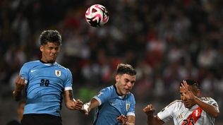 Maximiliano Araújo y Manuel Ugarte de Uruguay ante Perú