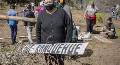Integrantes de la comunidad Millalonco Ranquehue, en el territorio reivindicado por los mapuches