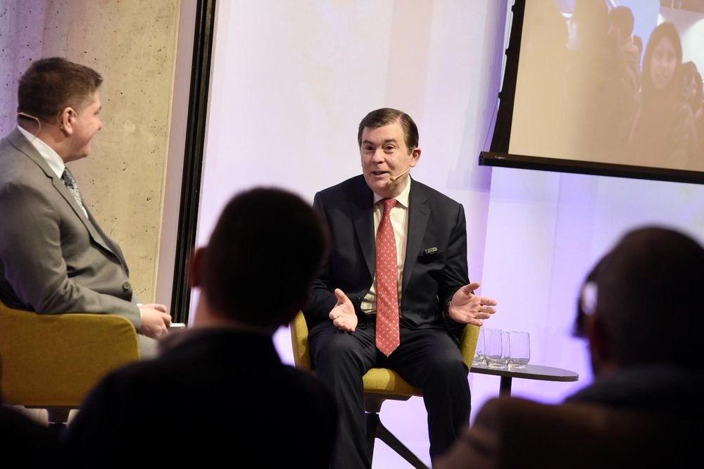 El gobernador resaltó la importancia de la igualdad educativa.