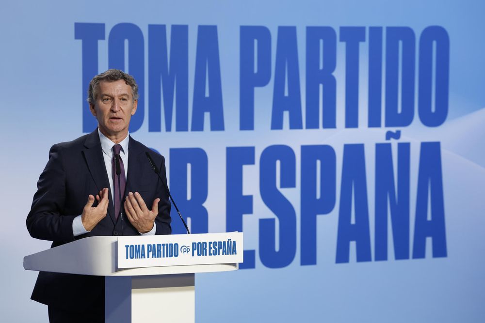 El presidente del PP, Alberto Núñez Feijóo, durantre el acto donde ha presentado su Plan de Inmigración, este martes en Barcelona.