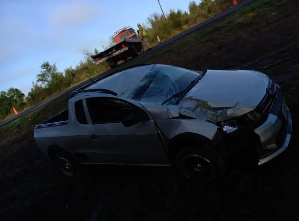 Una camioneta donde viajaban tres ocupantes despistó y chocó con un cartel; un joven falleció y el conductor tenía alcohol en sangre