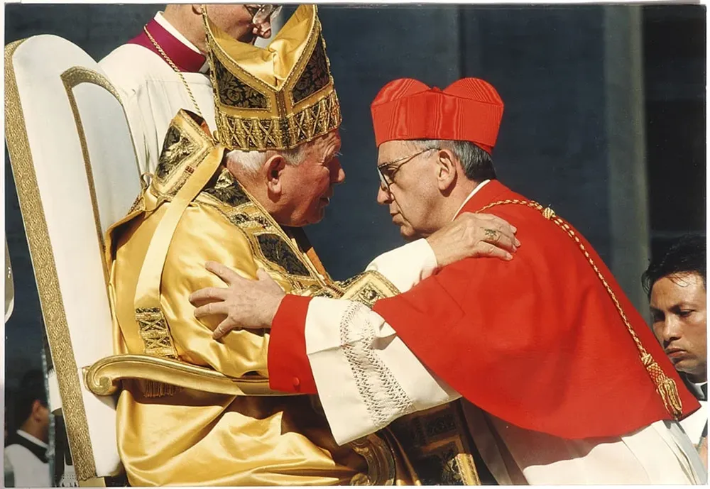 Juan Pablo II y el entonces cardenal Jorge Bergoglio