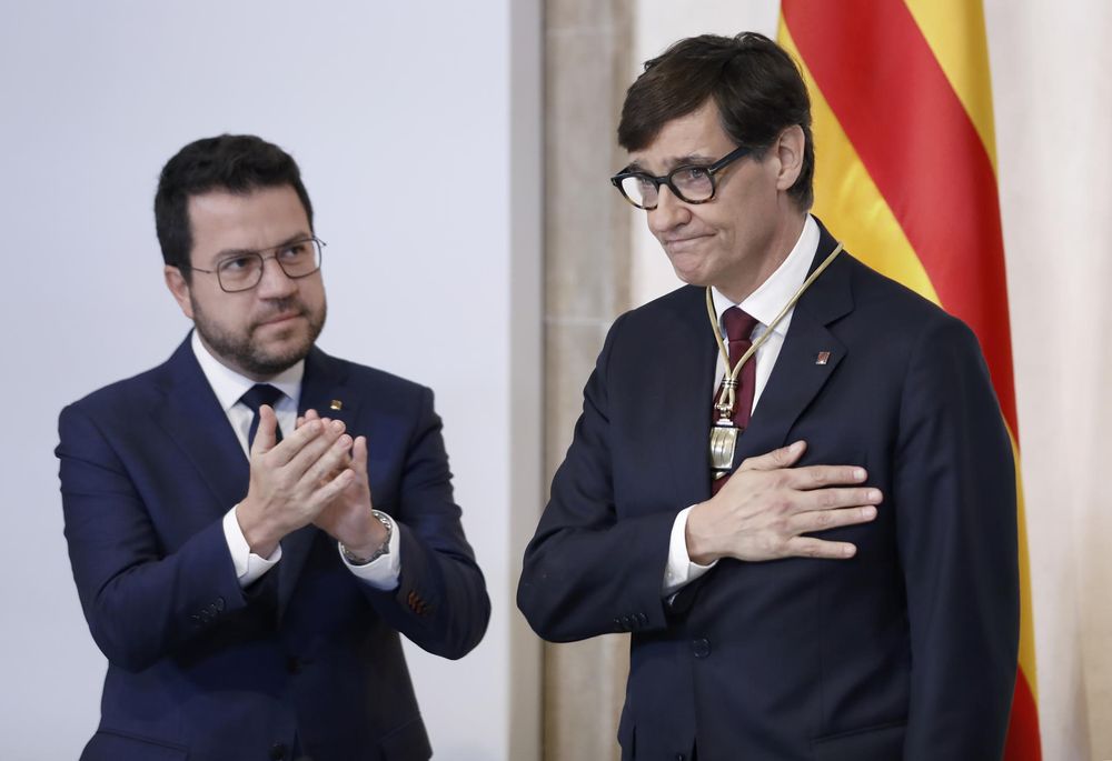 El presidente de la Comunidad de Cataluña, Salvador Illa, y su antecesor, Pere Aragones. EFE