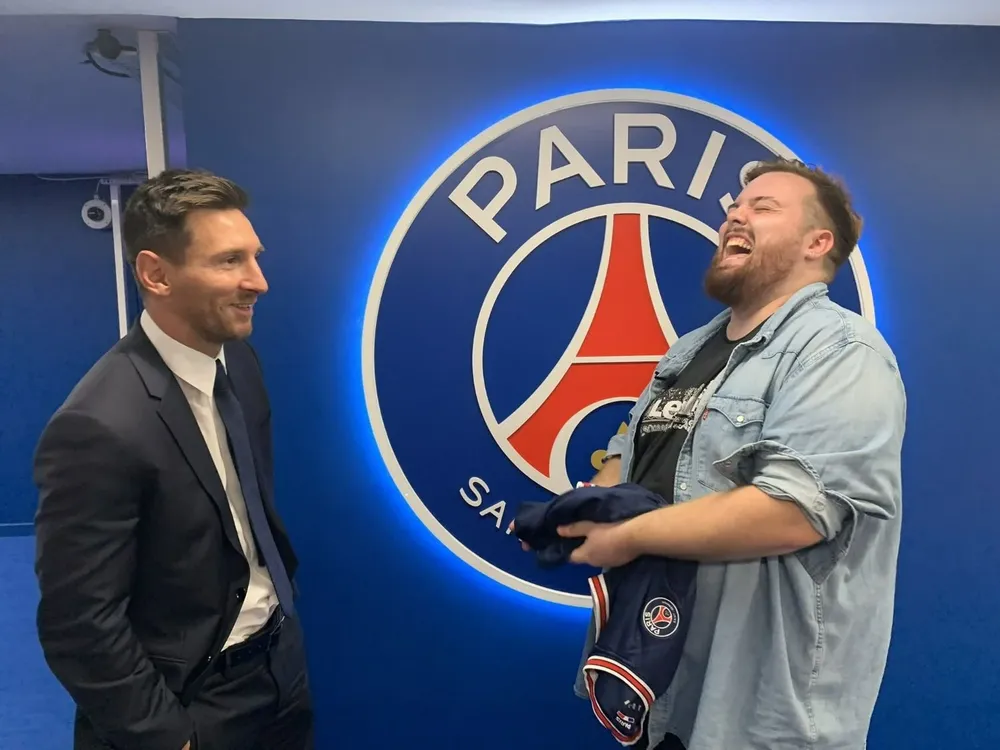 Ibai Llanos entrevista a Messi en la presentación del futbolista argentino como nuevo jugador del PSG.