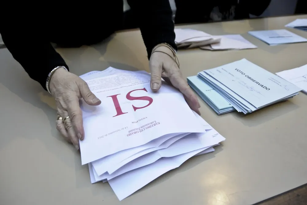 Miércoles 18- Recuento de votos en la Casa del Partido Colorado
