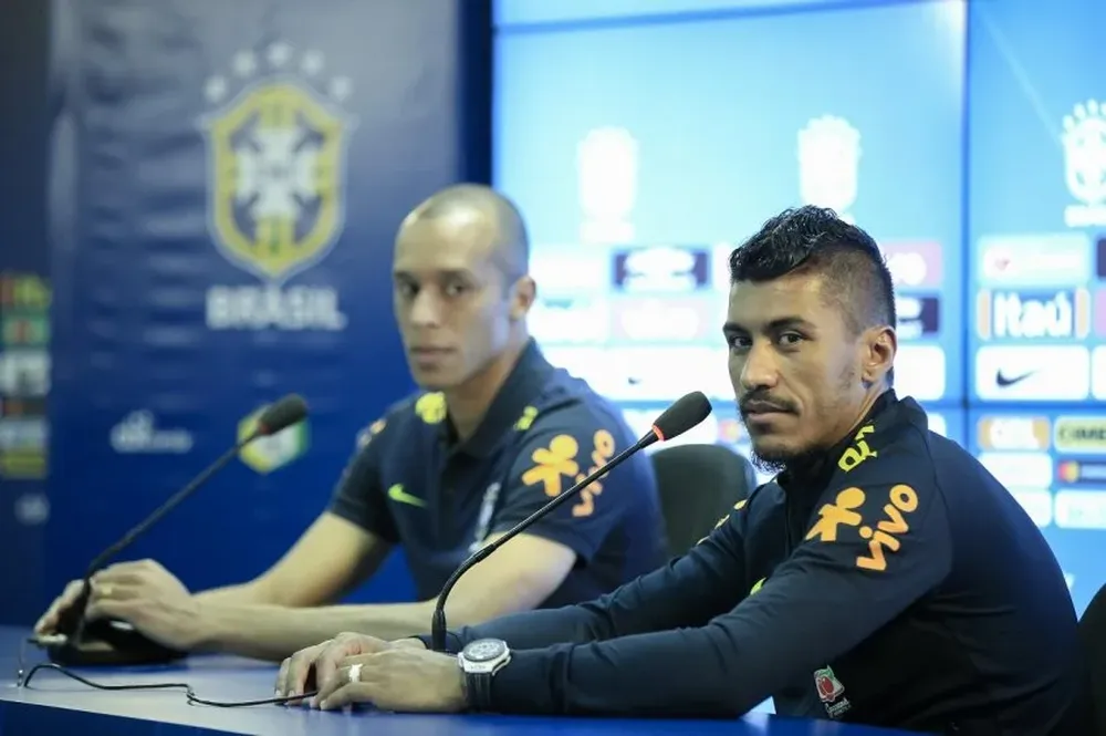 Miranda y Paulinho en la previa del partido ante Uruguay