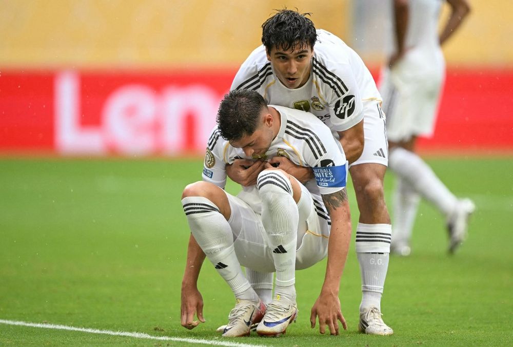 Fede Valverde es levantado por Gonzalo García, el juvenil goleador de Real Madrid