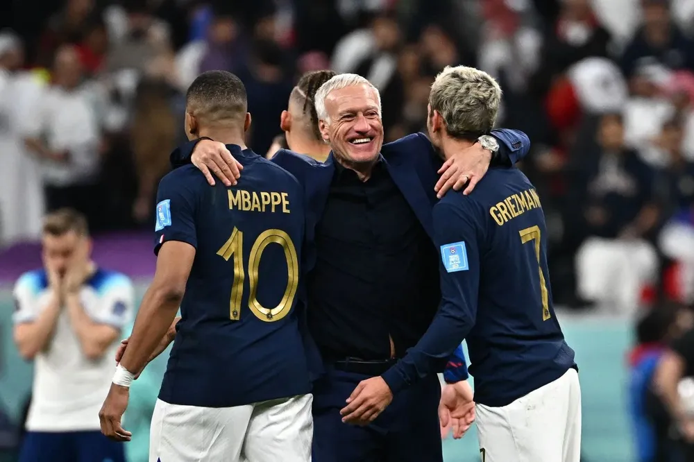 Deschamps con Mbappé y Griezmann