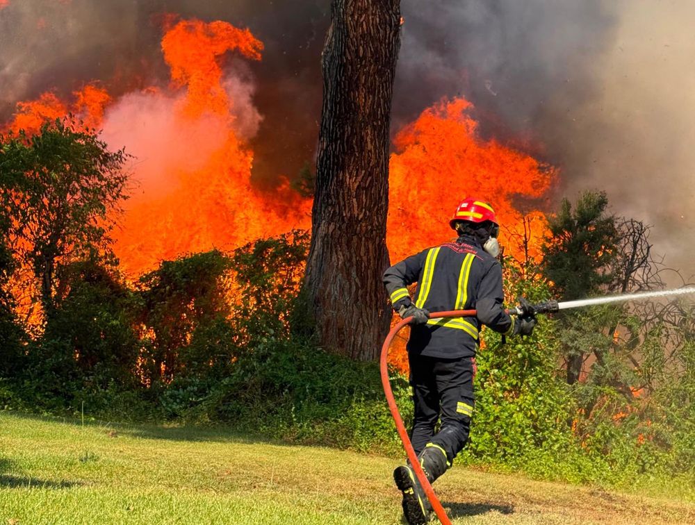 España aguarda la llegada de una cuarta ola de calor que complica el trabajo de los bomberos en los focos de incendio.