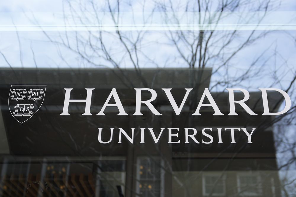 Universidad de Harvard - logo - AP.jpg