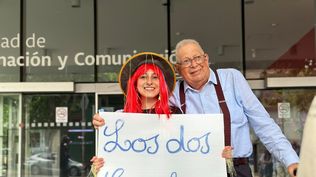 La joven junto a su abuelo