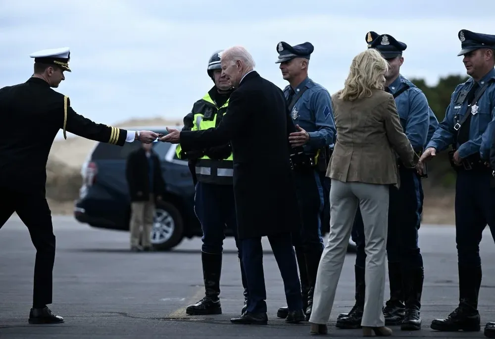 Joe Biden junto a su esposa Bill antes de subir al Air Force One el domingo, cuando anunció que no concurrirá a la COP 28.