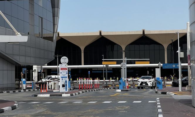 Dubái suspende sus vuelos tras sufrir un ataque con drones cerca del aeropuerto