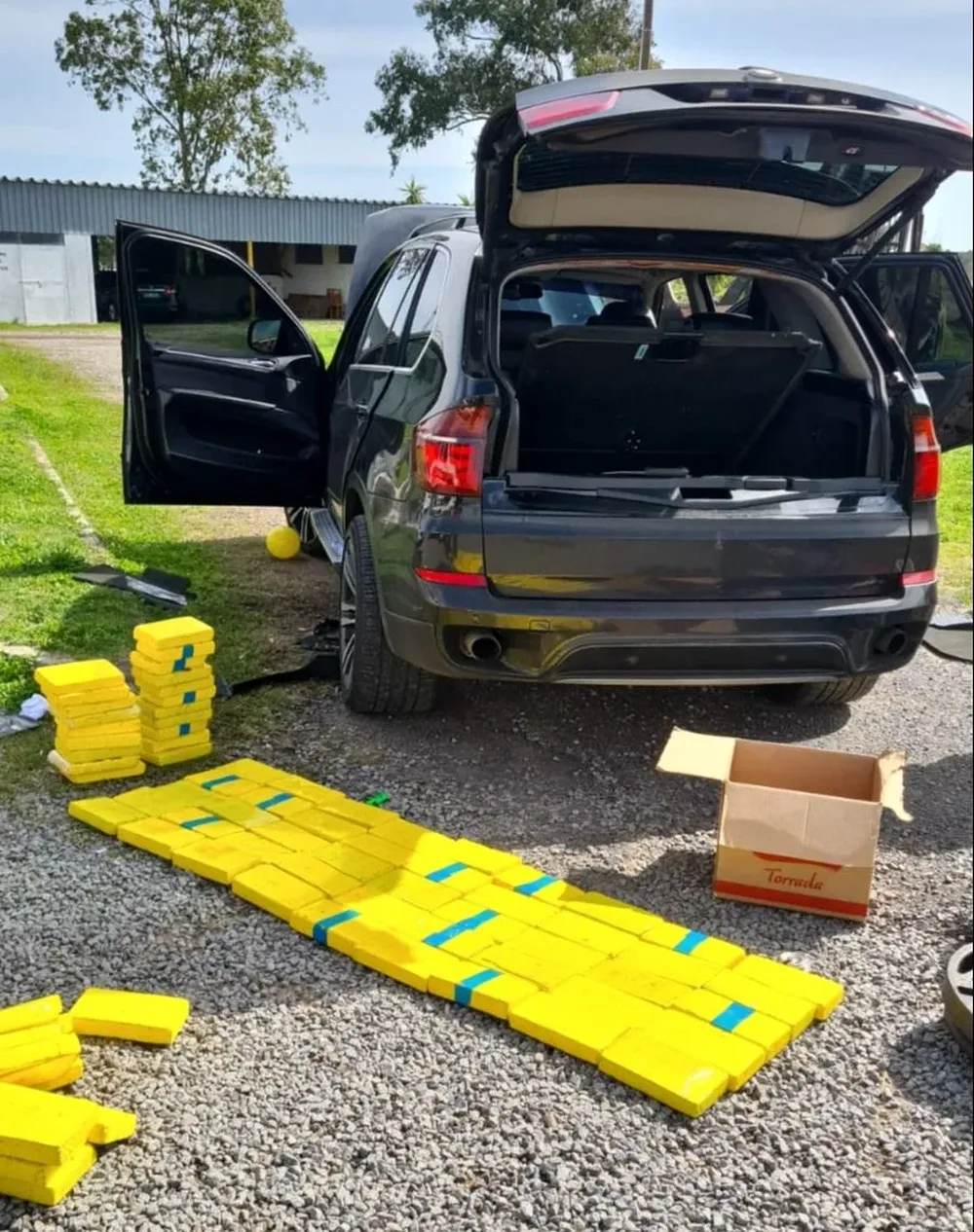 La droga estaba escondida dentro de la camioneta