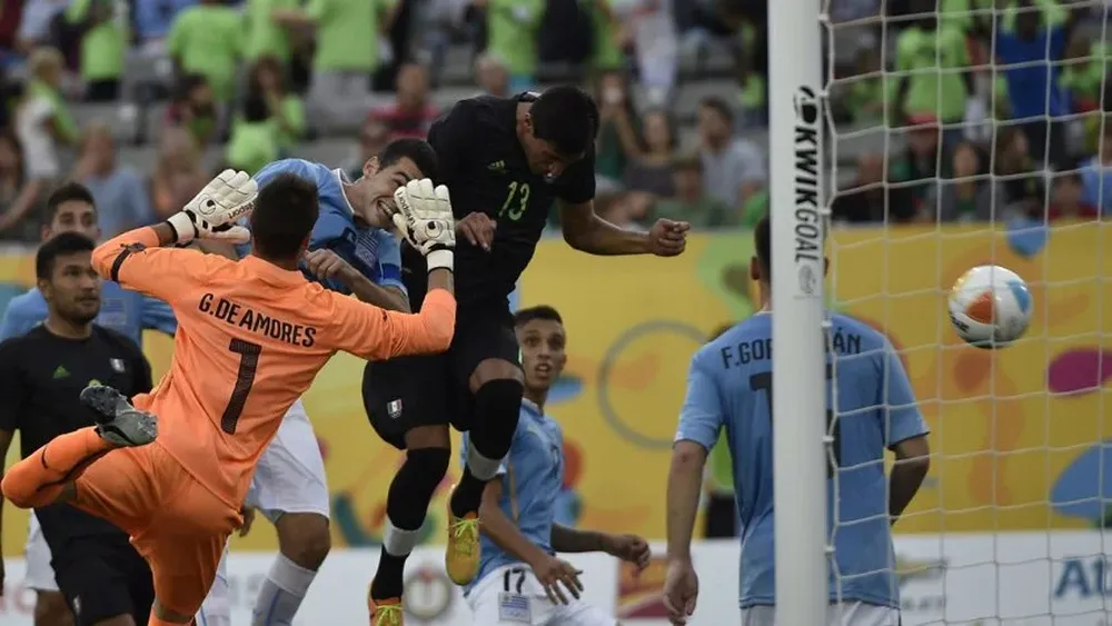 Jordan Silva anticipó a la defensa uruguaya y anotó el gol del triunfo azteca