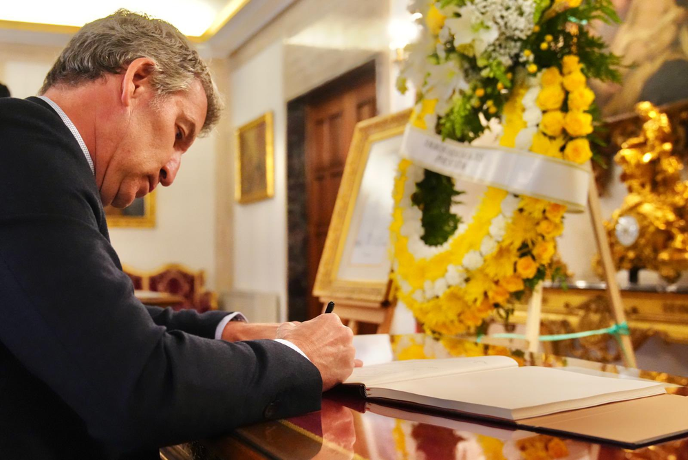 Alberto Núñez Feijóo firma el libro de condolencias por la muerte del Papa Francisco