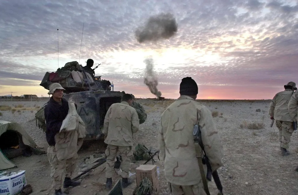 Marines y comandos especiales estadounidenses detonan municiones de los talibanes, tras ocupar el aeropuerto de Kandahar en diciembre de 2011