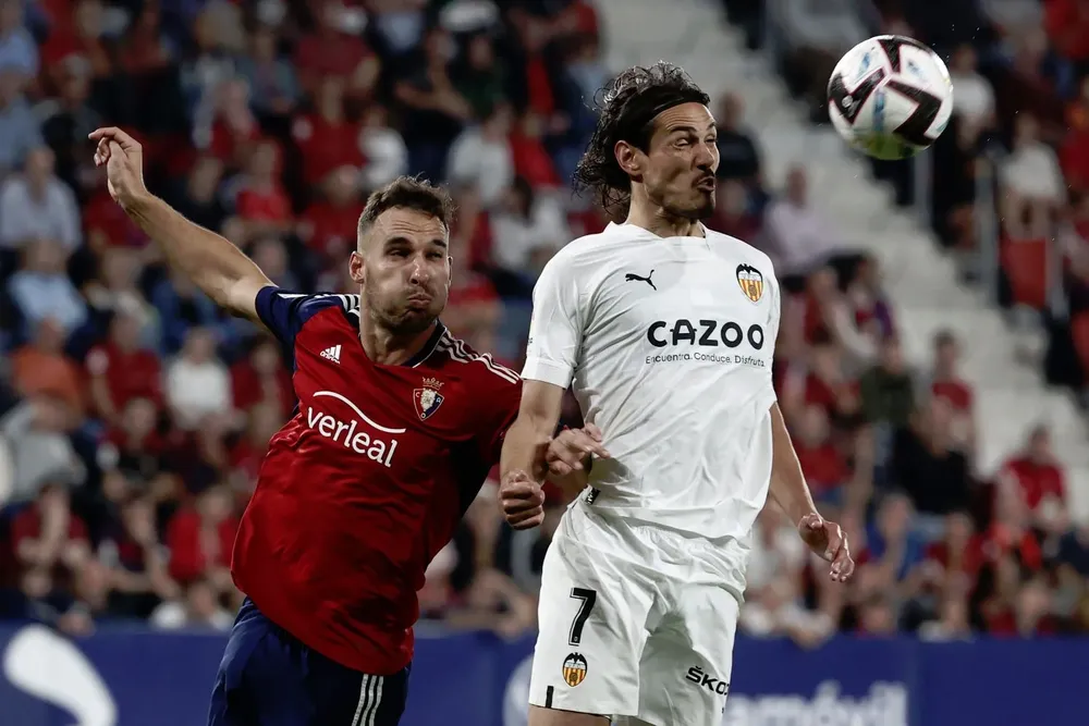 Edinson Cavani pelea por el balón contra Osasuna