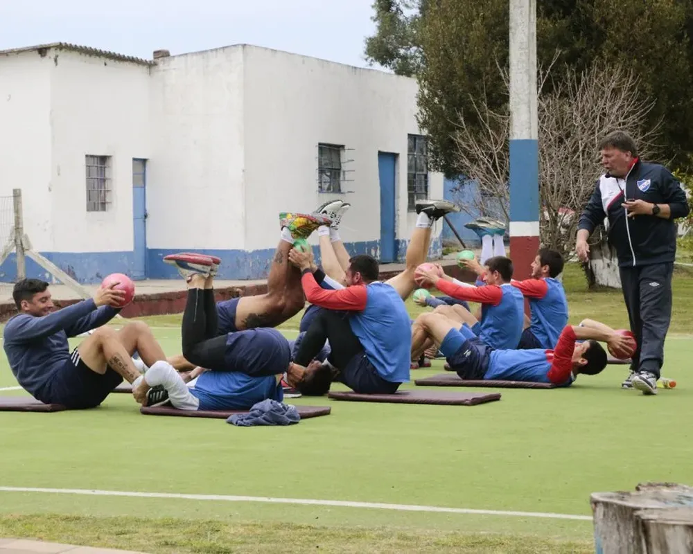 El PF Fabián Moreno dirigió la práctica de los titulares.