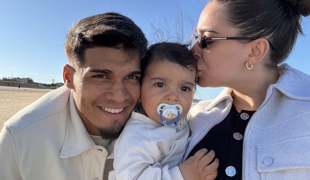 Matías Arezo junto a su esposa y su pequeño hijo